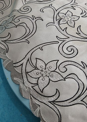 Gri  simli Nakışlı Beyaz Masa Örtüsü - Görsel 4