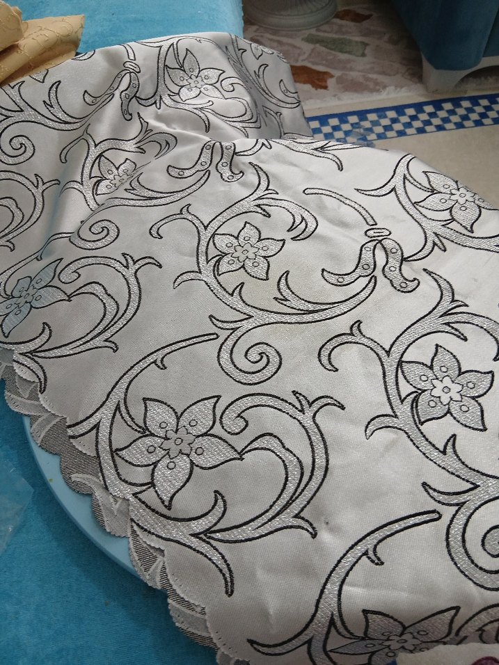 Gri  simli Nakışlı Beyaz Masa Örtüsü - Görsel 3