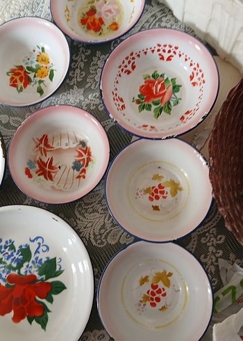 Antika değerinde Nakış Desenli Beyaz emaye Tabak ve Kase Seti - Görsel 3