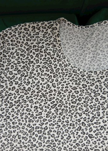 Düğmeli Gri Leopar Desenli Tişört 2 adet fiyatıdır - Görsel 2