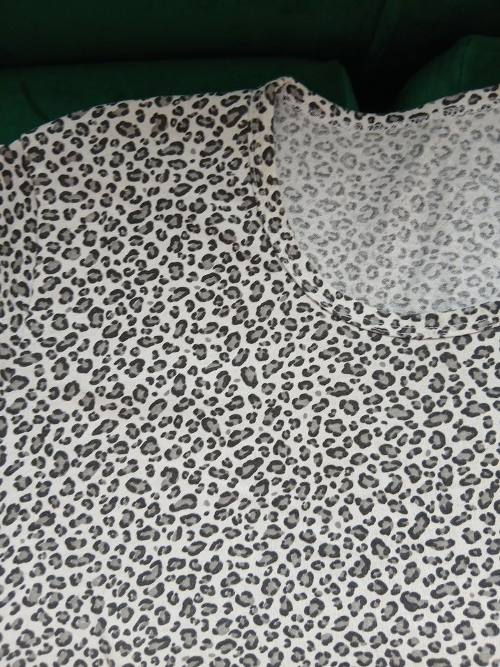 Düğmeli Gri Leopar Desenli Tişört 2 adet fiyatıdır - Görsel 2