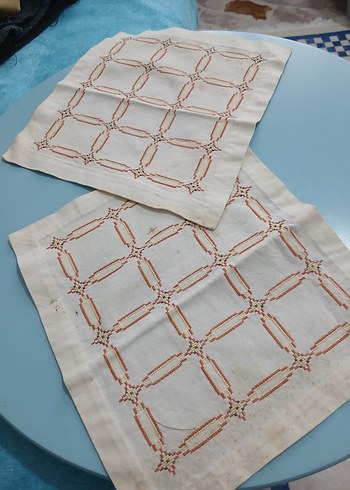 Nakışlı krem sehpa örtüsü