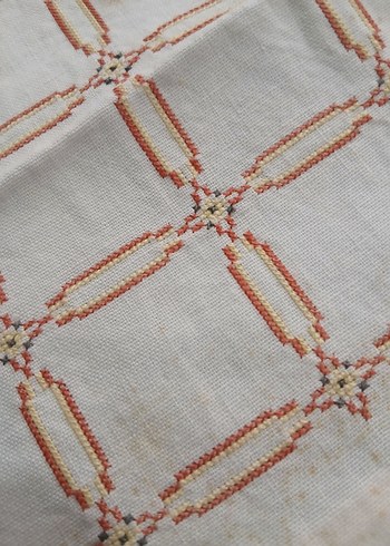 Nakışlı krem sehpa örtüsü - Görsel 2