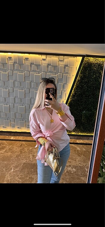 Pembe gömlek