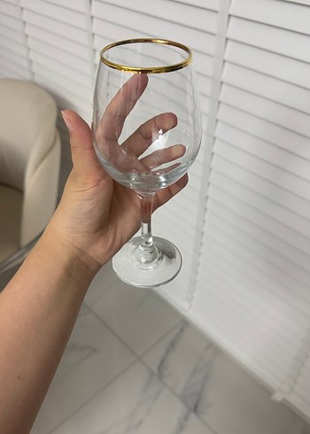 Altın Kenarlı Beyaz Şarap Kadehi