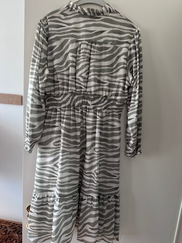 Uzun Zebra Desenli Fırfırlı Bohem Elbise - Görsel 2