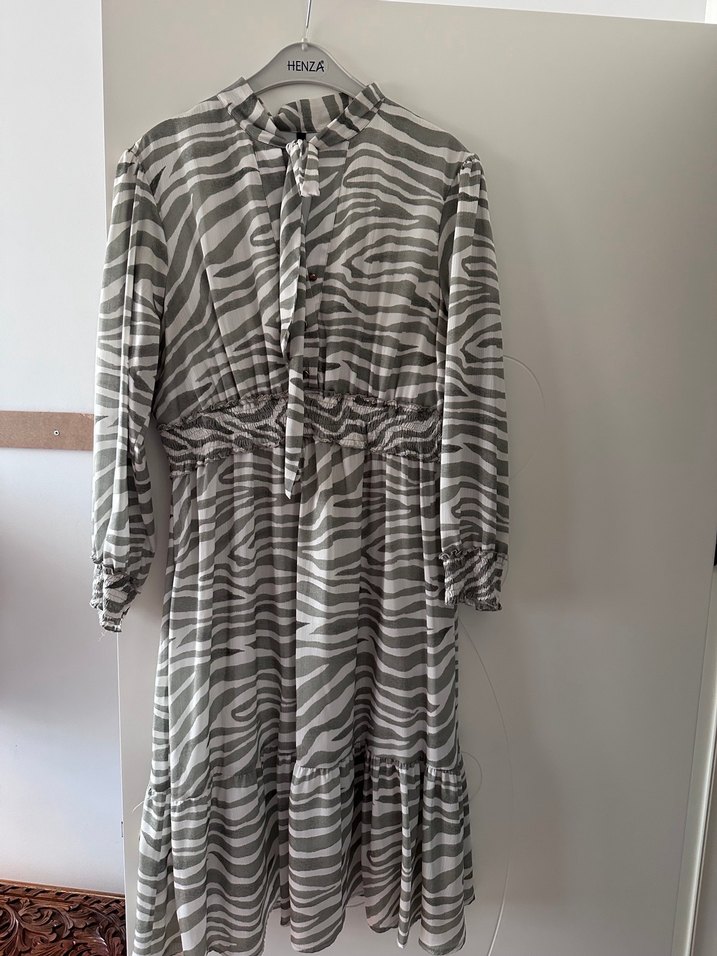 Uzun Zebra Desenli Fırfırlı Bohem Elbise - Görsel 4