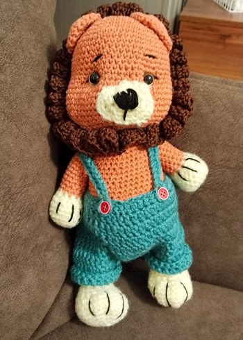 Renkli Tulumlu Örgü Aslan Peluş Oyuncak