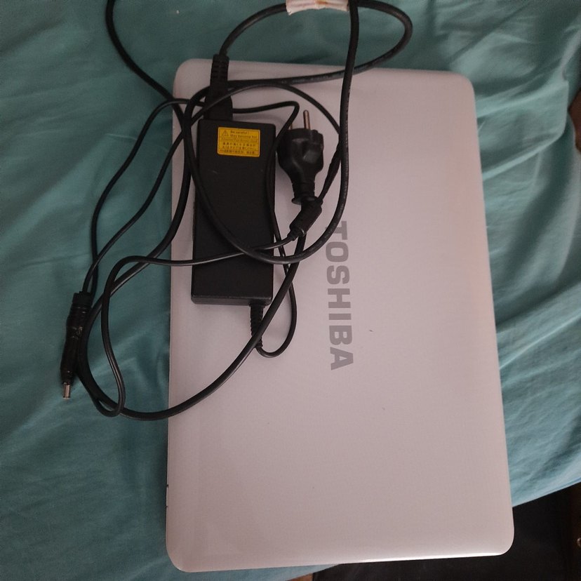 Siyah Toshiba Dizüstü Bilgisayar - Görsel 2