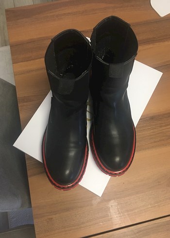 Kırmızı Tabanlı Siyah Bot - Görsel 4