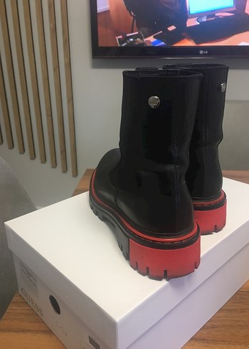 Kırmızı Tabanlı Siyah Bot - Görsel 3