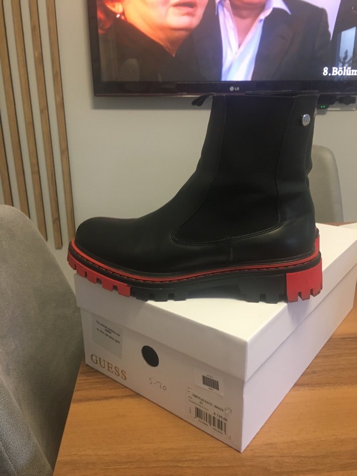 Kırmızı Tabanlı Siyah Bot - Görsel 2