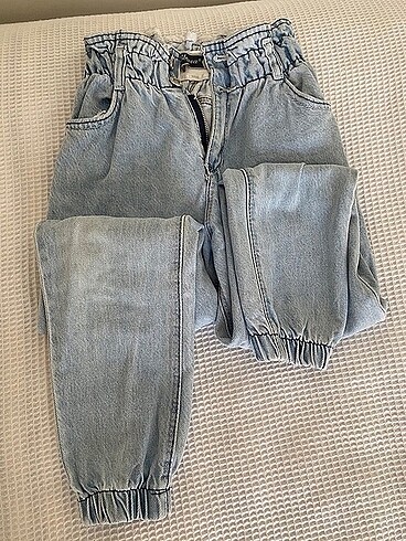 Kız çocuk jean 10 11 yaş yazıyor ama 7 8 olur anca