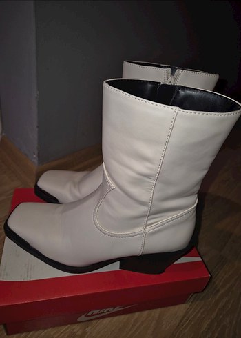 38 Beden beyaz Renk Stradivarius Krem Kovboy Bot