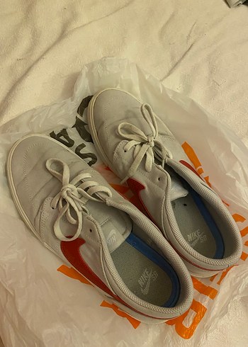42 Beden Nike Gri Beyaz Bağcıklı Spor Ayakkabı