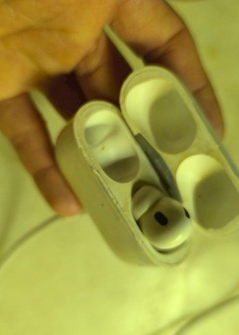 airpods pro sanırım Kablosuz Kulaklık  Şarj Kutusu - Görsel 3