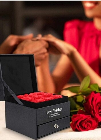 Beden Premium Kutusunda 9 Adet Yapay Gül ve İstiridye İçinde İnci Kol