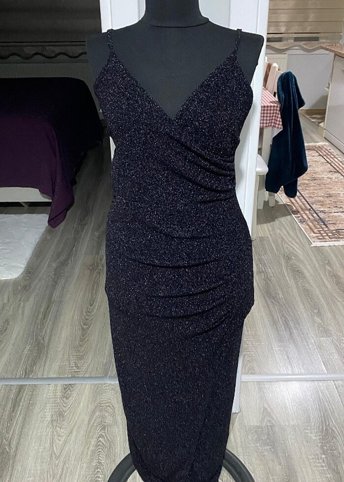 Siyah dekolteli yırtmaçlı - Görsel 2