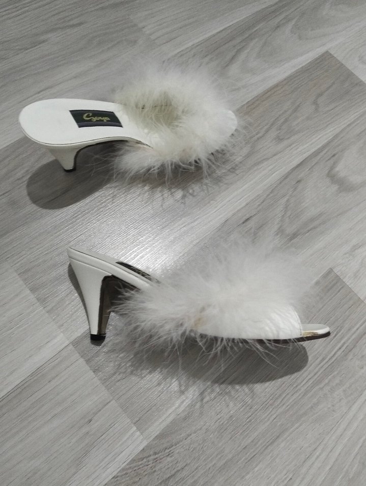 Beyaz Tüylü Topuklu Kadın Terlik - Görsel 3