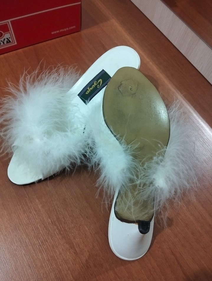 Beyaz Tüylü Topuklu Kadın Terlik - Görsel 2