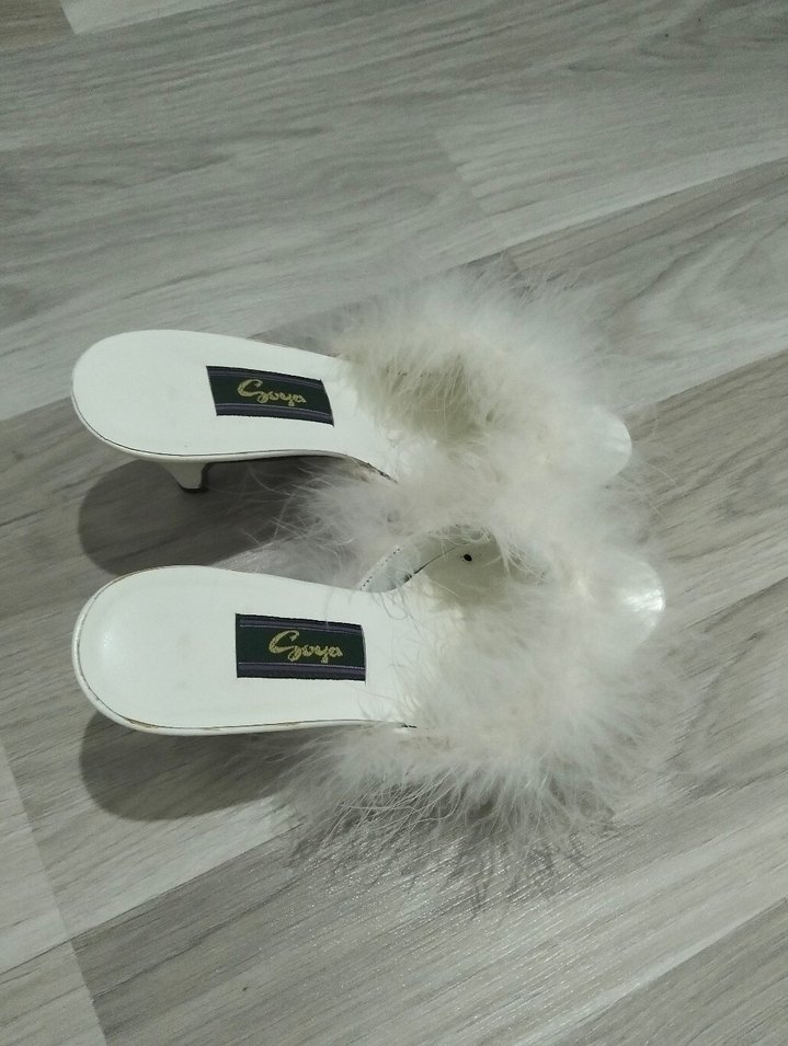 Beyaz Tüylü Topuklu Kadın Terlik - Görsel 4