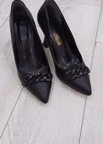 Zincir Detaylı Siyah Stiletto