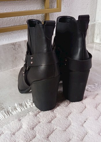 Siyah Deri Tokalı Blok Topuklu Kadın Bot - Görsel 3