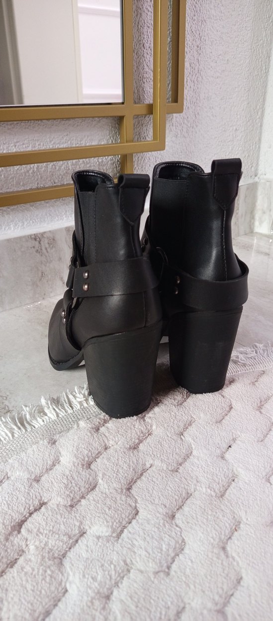 Siyah Deri Tokalı Blok Topuklu Kadın Bot - Görsel 3