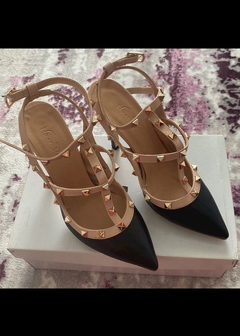 Sivri Burunlu, Tokalı, Siyah Stiletto