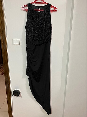 Siyah davet elbisesi
