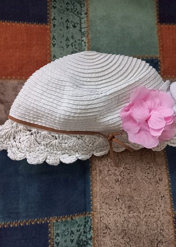 Çiçekli Fırfırlı Beyaz Örgü Şapka - Görsel 3