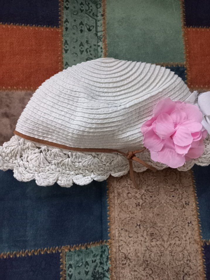 Çiçekli Fırfırlı Beyaz Örgü Şapka - Görsel 3