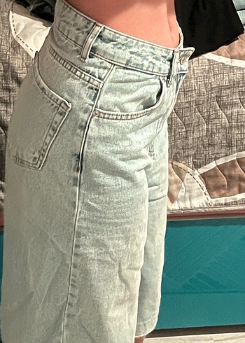 Gri Kemerli Midi Kadın Kot Şort - Görsel 3