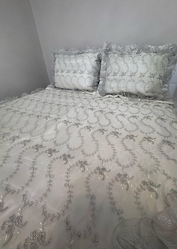 Nakışlı Beyaz Yatak Örtüsü - Görsel 5