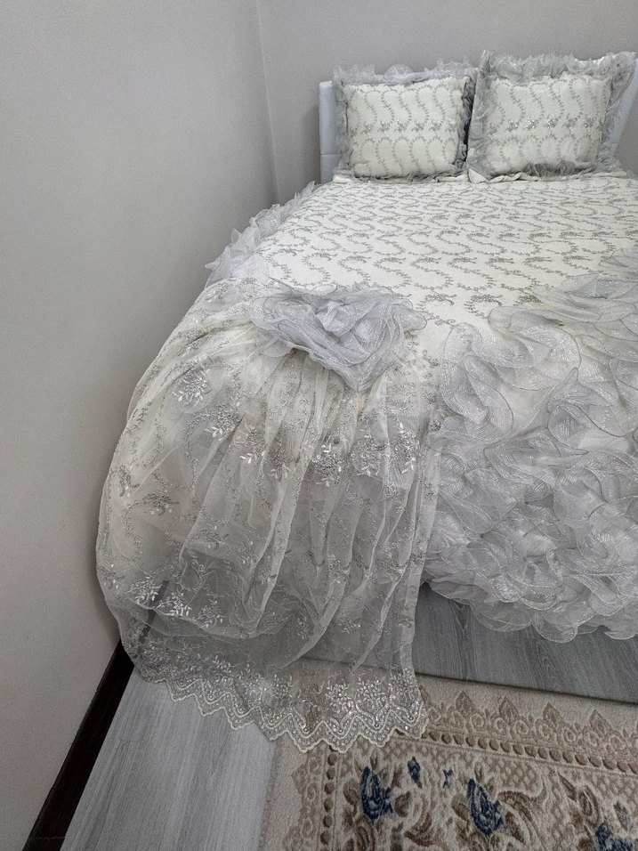 Nakışlı Beyaz Yatak Örtüsü - Görsel 2