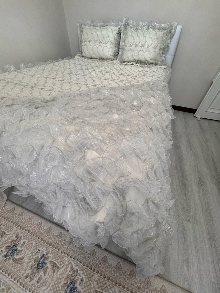 Nakışlı Beyaz Yatak Örtüsü - Görsel 3