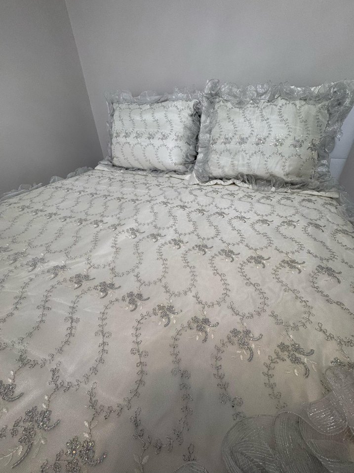 Nakışlı Beyaz Yatak Örtüsü - Görsel 5