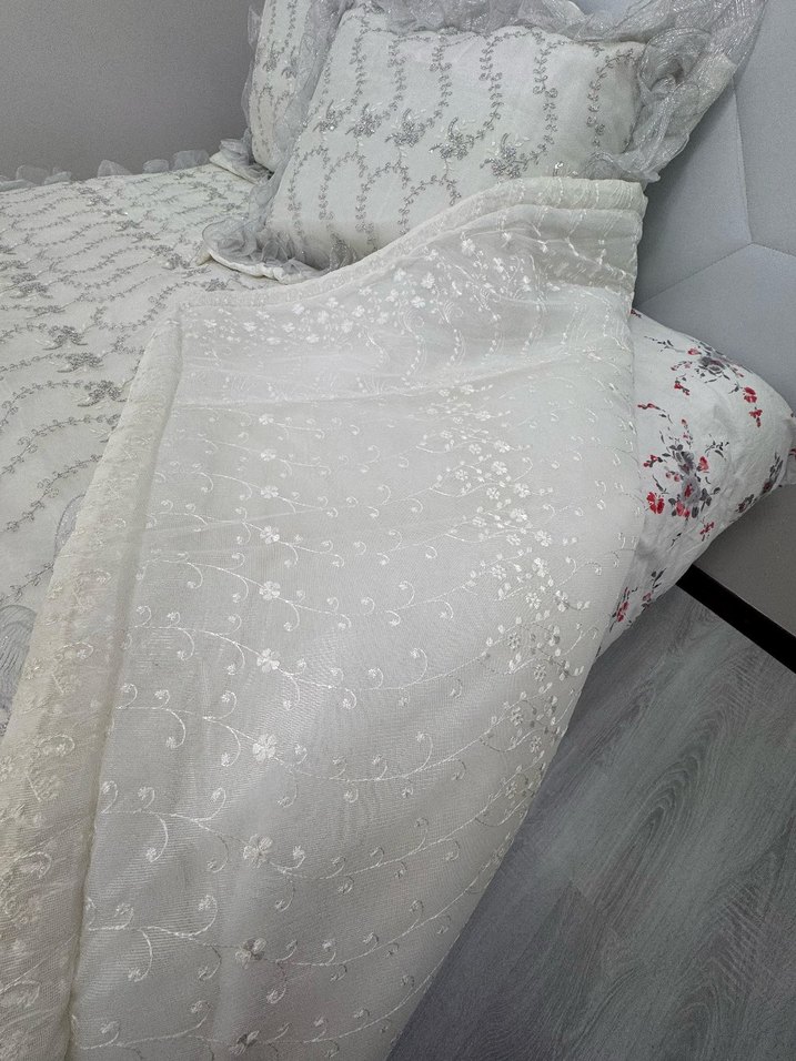 Nakışlı Beyaz Yatak Örtüsü - Görsel 4