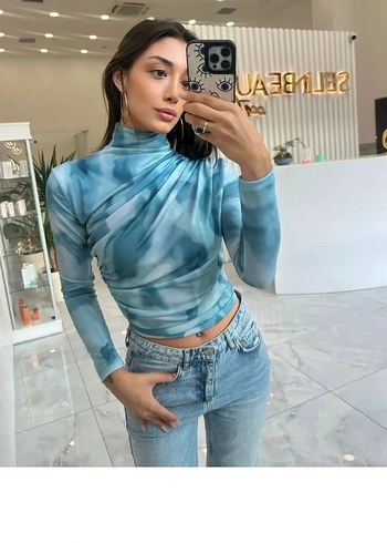 Mavi Batik Desenli Drapeli Yüksek Yakalı Bluz