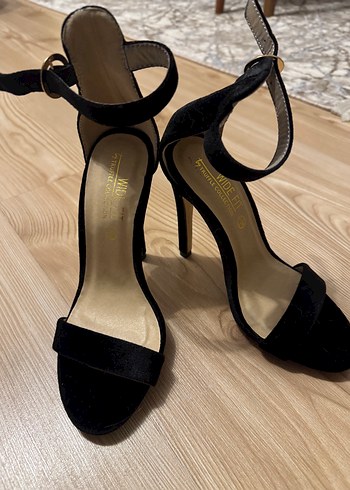 Wide Fit - Siyah Süet Tokalı Stiletto Topuklu Kadın Ayakkabı