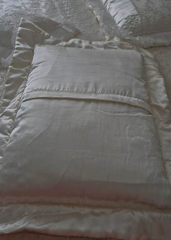 İşlemeli Parlak krem Yatak Örtüsü - Görsel 6