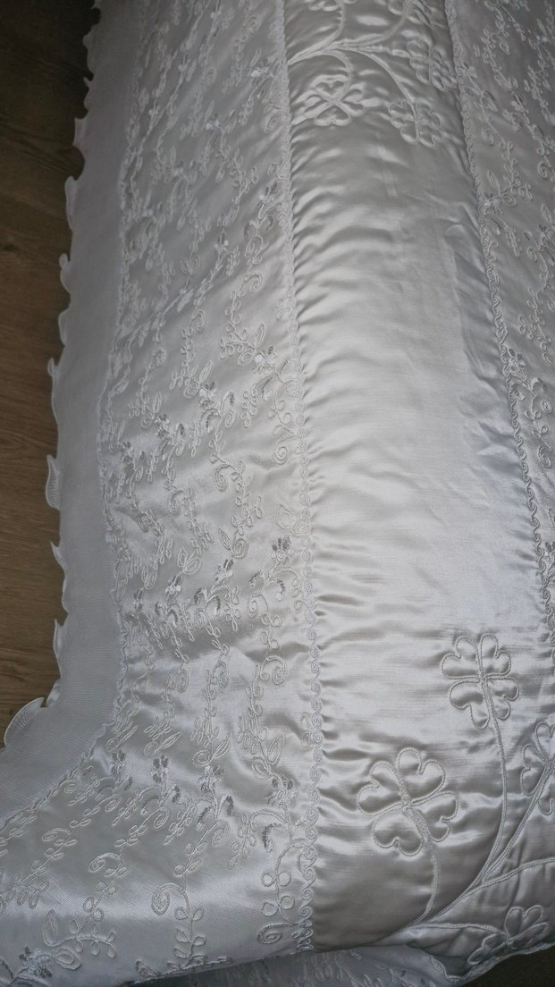 İşlemeli Parlak krem Yatak Örtüsü - Görsel 3