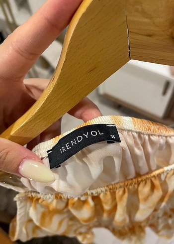 Trendyol & Milla Bej Bağlamalı Askılı Fırfırlı Kısa Bluz