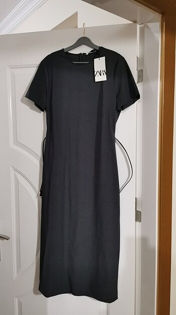 Zara Zara kemerli gri elbise midi