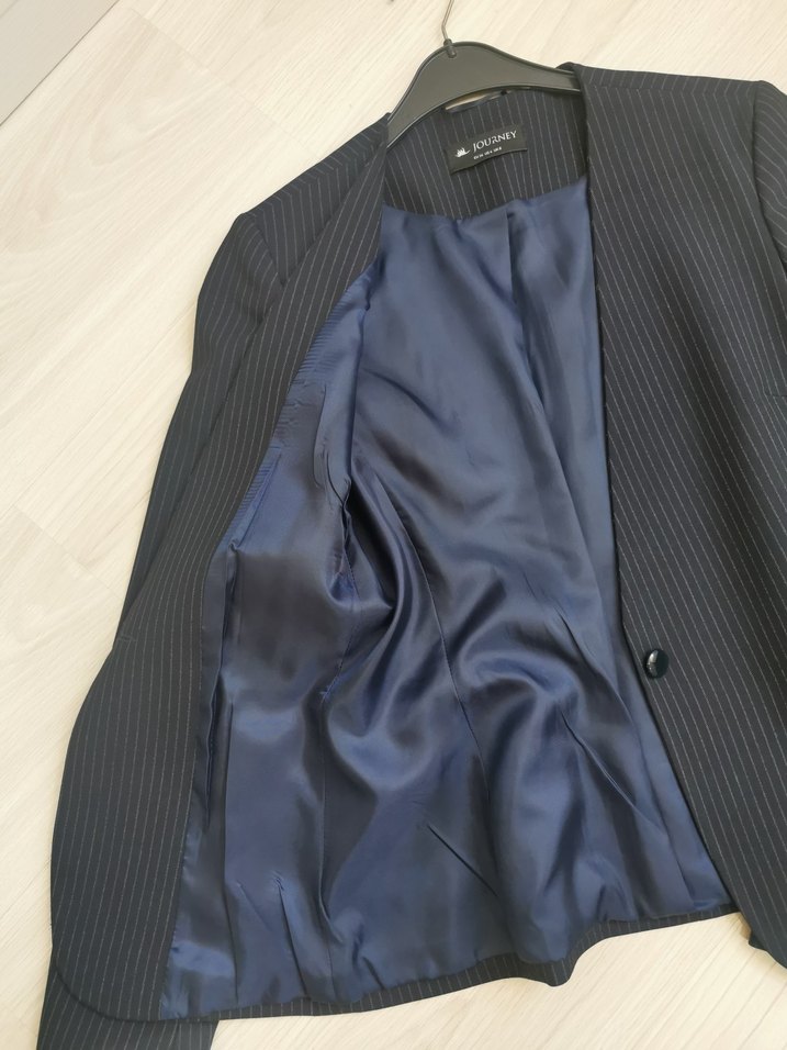 Ceket etek takım
Lacivert hafif grimsi çizgili
Temiz kusuru yok - Görsel 4
