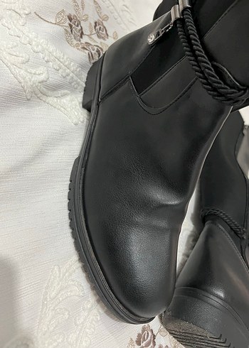 Siyah Deri Tokalı Dizüstü Kadın Çizme - Görsel 3