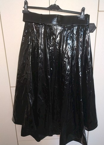 Parlak Siyah Gotik Bel Detaylı  yırtmaslı

i Etek - Görsel 3