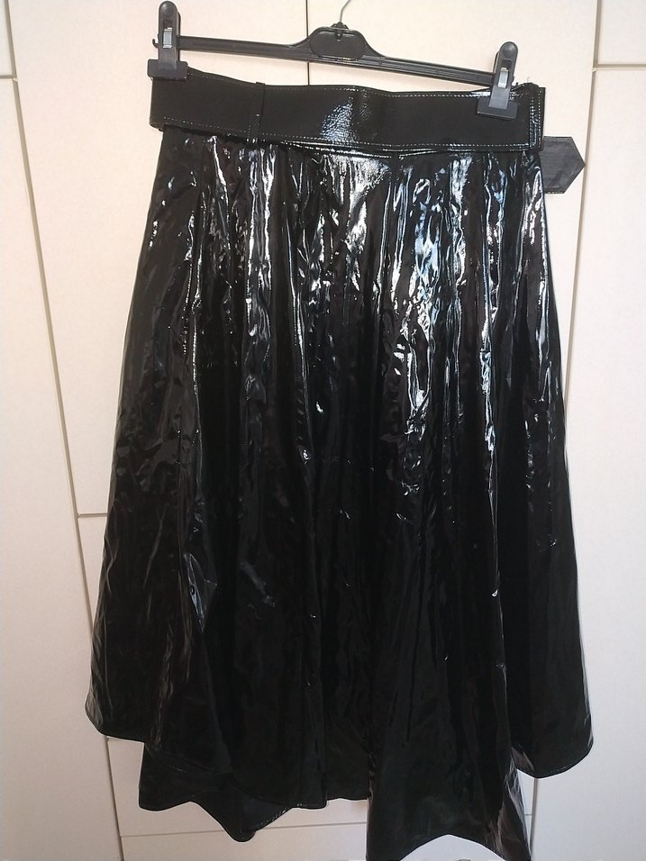 Parlak Siyah Gotik Bel Detaylı  yırtmaslı

i Etek - Görsel 3