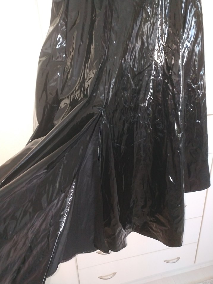 Parlak Siyah Gotik Bel Detaylı  yırtmaslı

i Etek - Görsel 2