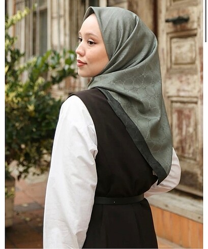 Hint ipek monogram eşarp